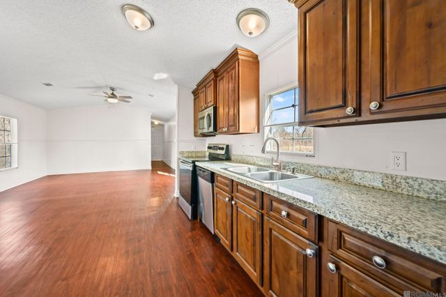 39054 Camp Dr, Prairieville, LA 70769