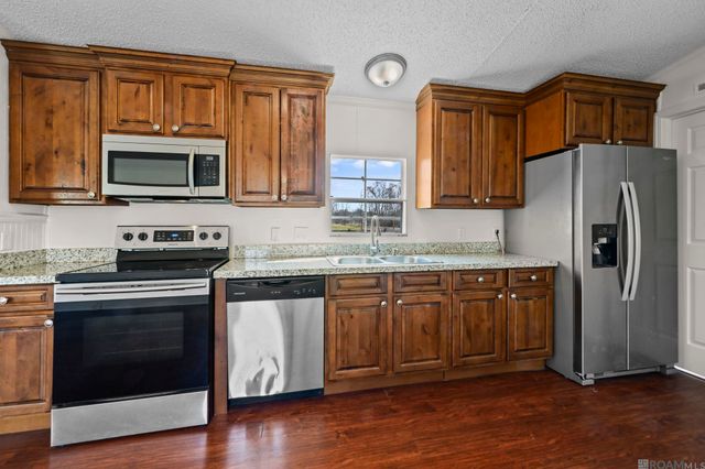 39054 Camp Dr, Prairieville, LA 70769