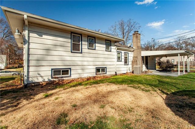 4819 NE Sherwood Drive, Kansas City, MO 64119