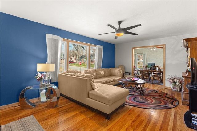 4819 NE Sherwood Drive, Kansas City, MO 64119