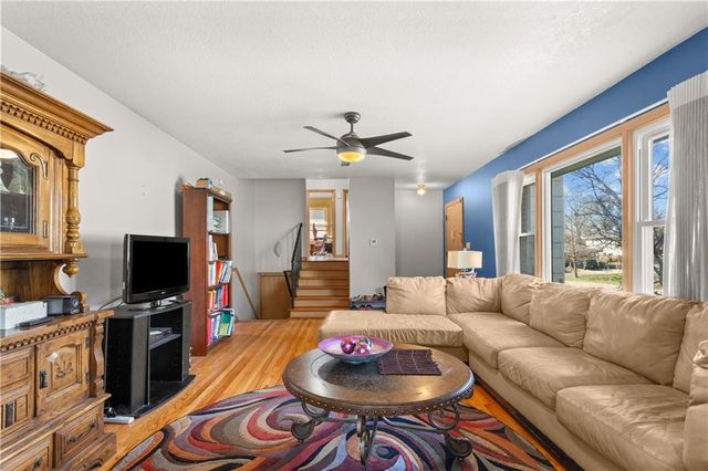 4819 NE Sherwood Drive, Kansas City, MO 64119