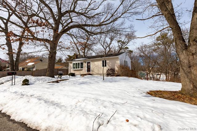 47 Ridgedale Avenue, Farmingville, NY 11738