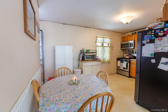 47 Ridgedale Avenue, Farmingville, NY 11738