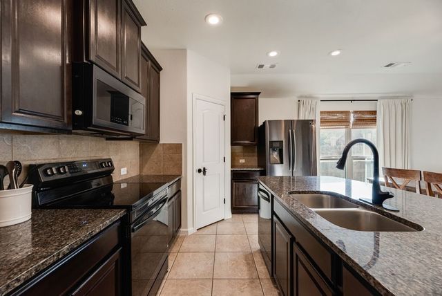 517 Goldstone Lane, Fort Worth, TX 76131