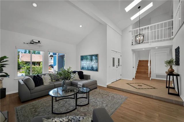 6 N Peregrine Circle, Oak Park, CA 91377