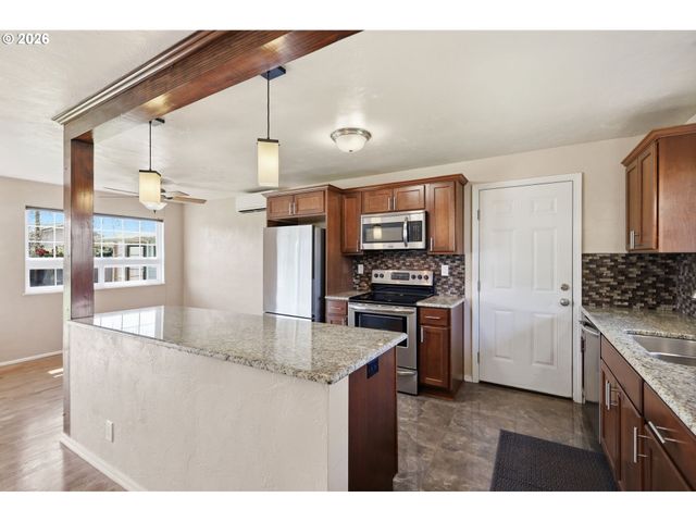 1789 LAWNRIDGE Ave, Springfield, OR 97477