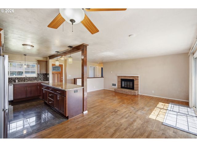 1789 LAWNRIDGE Ave, Springfield, OR 97477