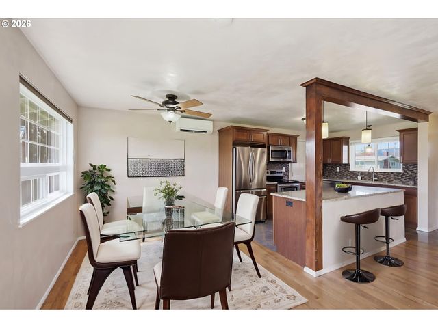 1789 LAWNRIDGE Ave, Springfield, OR 97477