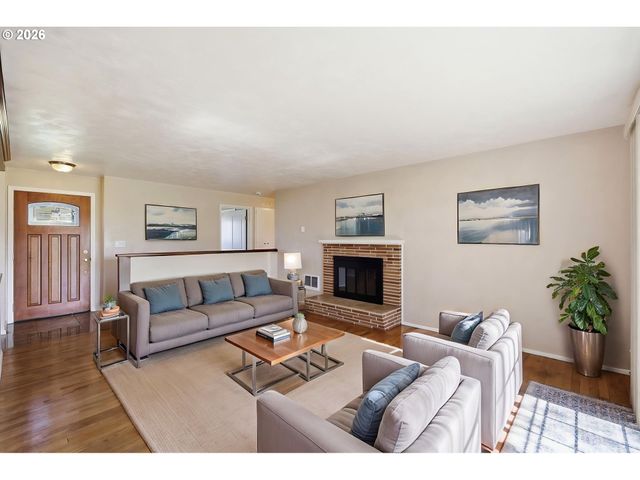 1789 LAWNRIDGE Ave, Springfield, OR 97477