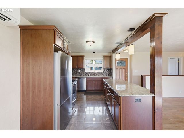 1789 LAWNRIDGE Ave, Springfield, OR 97477