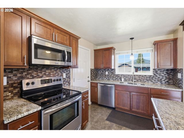 1789 LAWNRIDGE Ave, Springfield, OR 97477