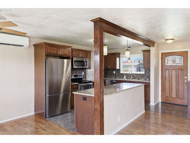 1789 LAWNRIDGE Ave, Springfield, OR 97477