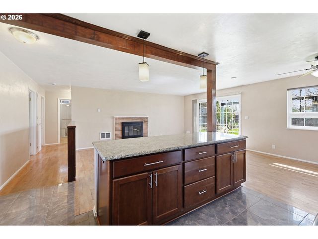 1789 LAWNRIDGE Ave, Springfield, OR 97477