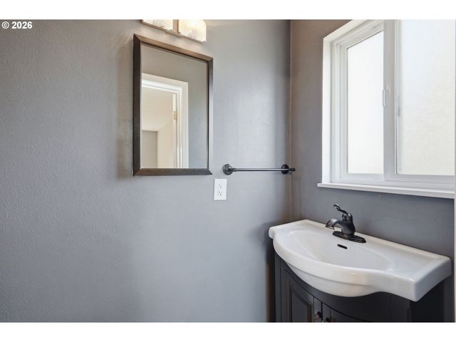 1789 LAWNRIDGE Ave, Springfield, OR 97477