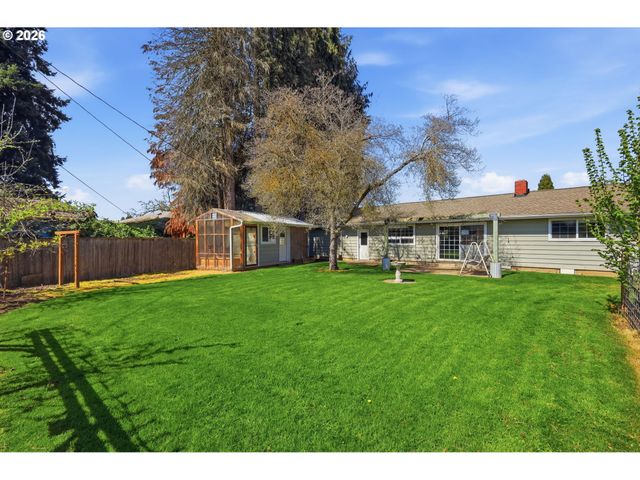 1789 LAWNRIDGE Ave, Springfield, OR 97477