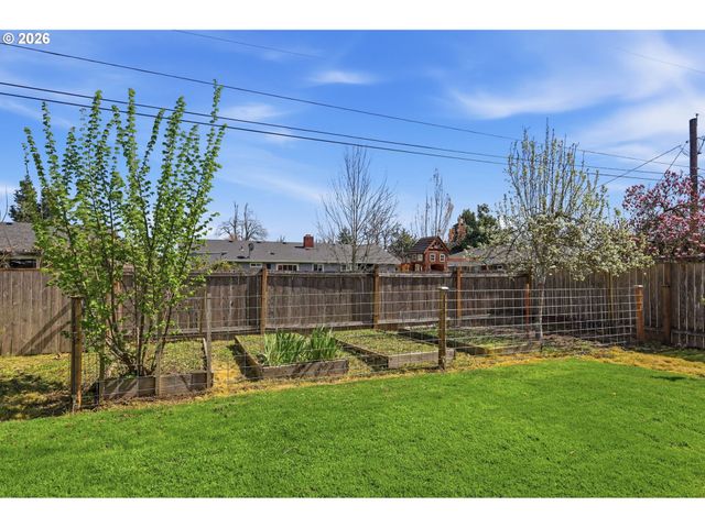 1789 LAWNRIDGE Ave, Springfield, OR 97477