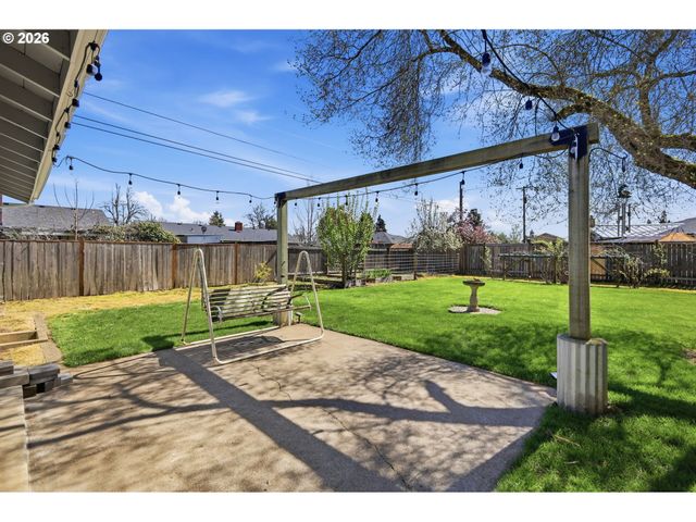 1789 LAWNRIDGE Ave, Springfield, OR 97477