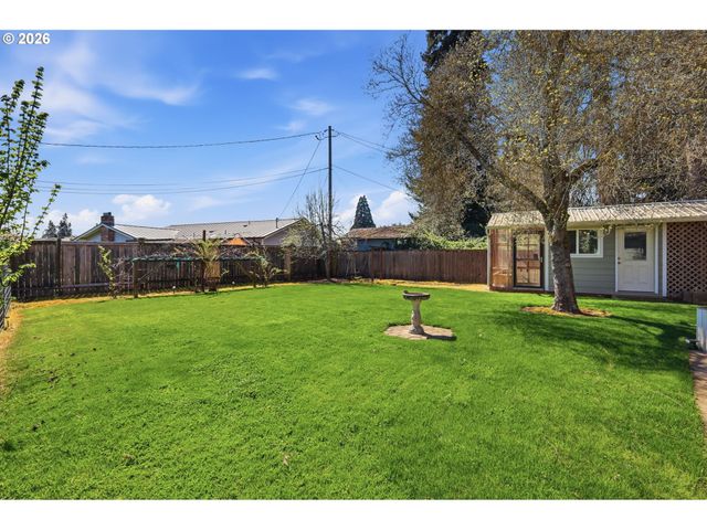 1789 LAWNRIDGE Ave, Springfield, OR 97477