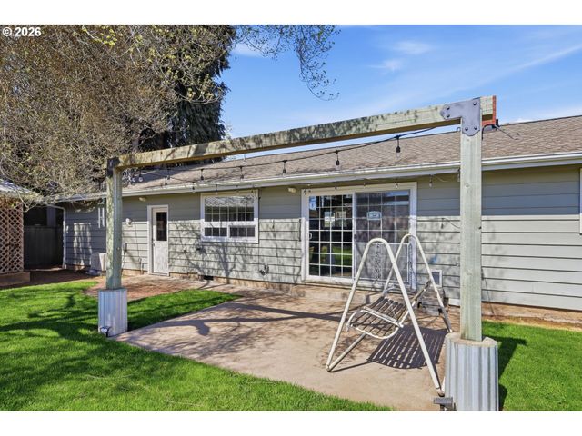 1789 LAWNRIDGE Ave, Springfield, OR 97477