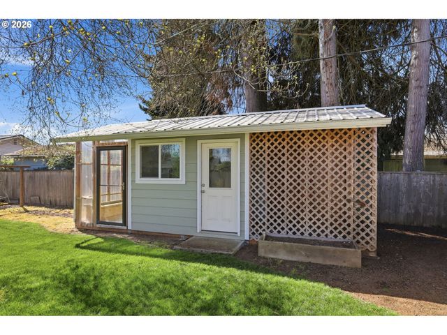 1789 LAWNRIDGE Ave, Springfield, OR 97477