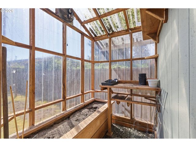 1789 LAWNRIDGE Ave, Springfield, OR 97477