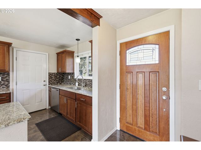 1789 LAWNRIDGE Ave, Springfield, OR 97477