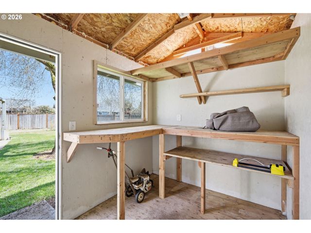 1789 LAWNRIDGE Ave, Springfield, OR 97477