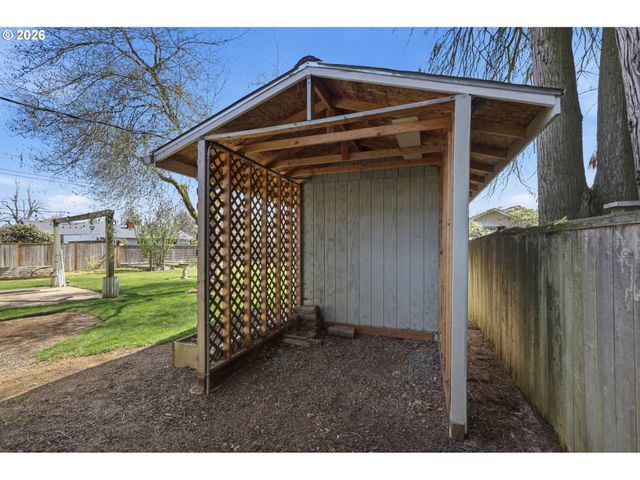 1789 LAWNRIDGE Ave, Springfield, OR 97477