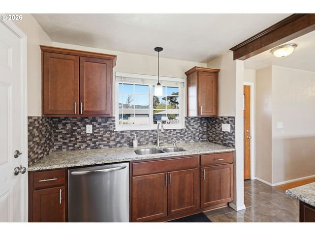 1789 LAWNRIDGE Ave, Springfield, OR 97477