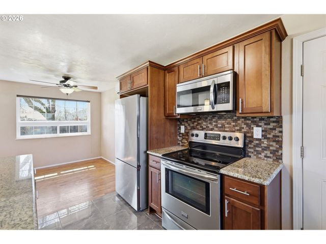 1789 LAWNRIDGE Ave, Springfield, OR 97477