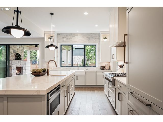 4460 Lords Ln, Lake Oswego, OR 97035