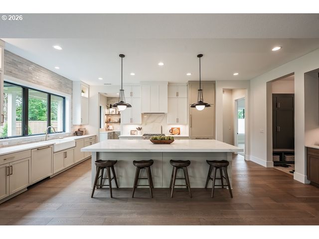 4460 Lords Ln, Lake Oswego, OR 97035