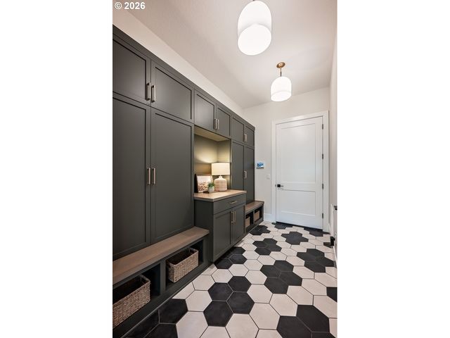 4460 Lords Ln, Lake Oswego, OR 97035