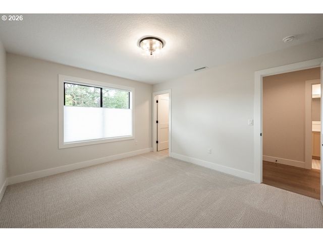 4460 Lords Ln, Lake Oswego, OR 97035