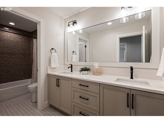 4460 Lords Ln, Lake Oswego, OR 97035