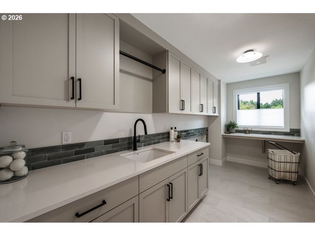 4460 Lords Ln, Lake Oswego, OR 97035