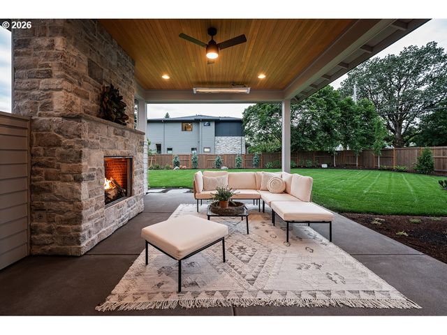 4460 Lords Ln, Lake Oswego, OR 97035