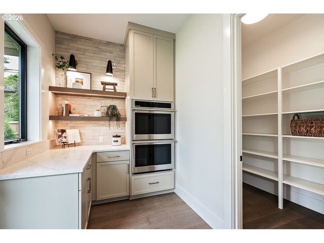 4460 Lords Ln, Lake Oswego, OR 97035