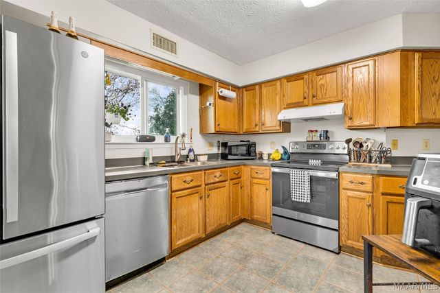 115 Willow Oak Drive, Deatsville, AL 36022