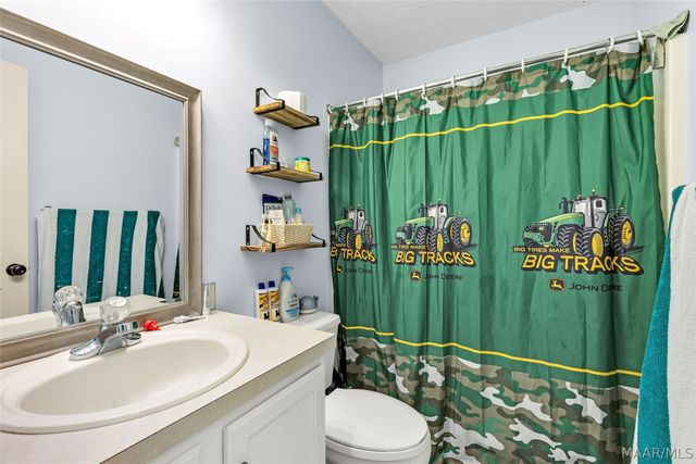 115 Willow Oak Drive, Deatsville, AL 36022