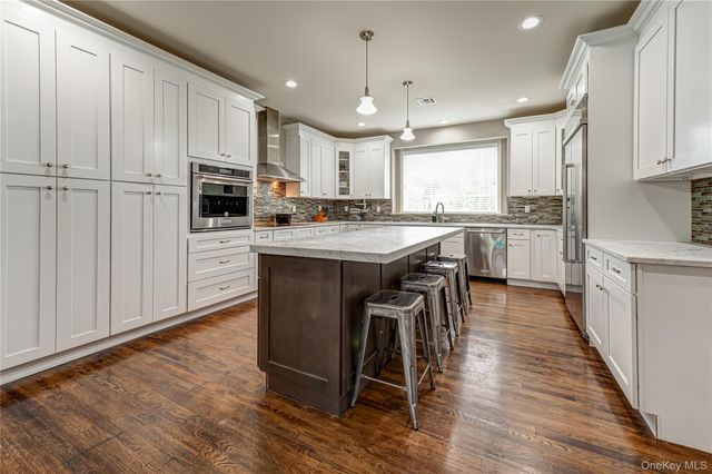 4 Indianwood Court, Wading River, NY 11792