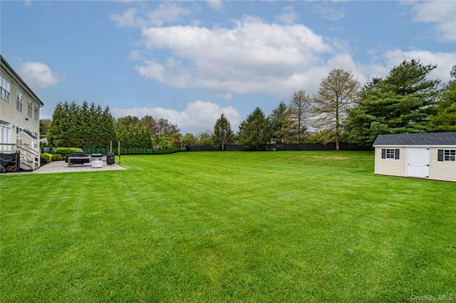 4 Indianwood Court, Wading River, NY 11792