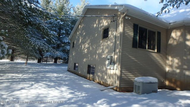 2612 S Ainger Road, Charlotte, MI 48813