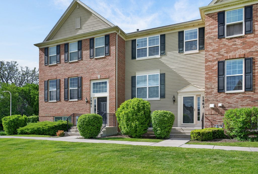 1563 Deer Pointe Drive, South Elgin, IL 60177
