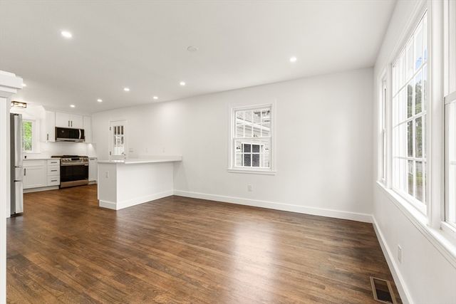 39 Mckinley Avenue, Lowell, MA 01851