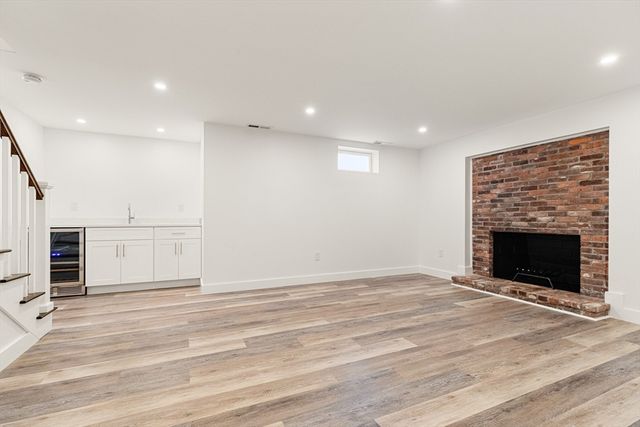 39 Mckinley Avenue, Lowell, MA 01851