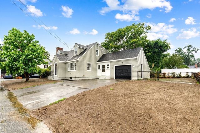 39 Mckinley Avenue, Lowell, MA 01851