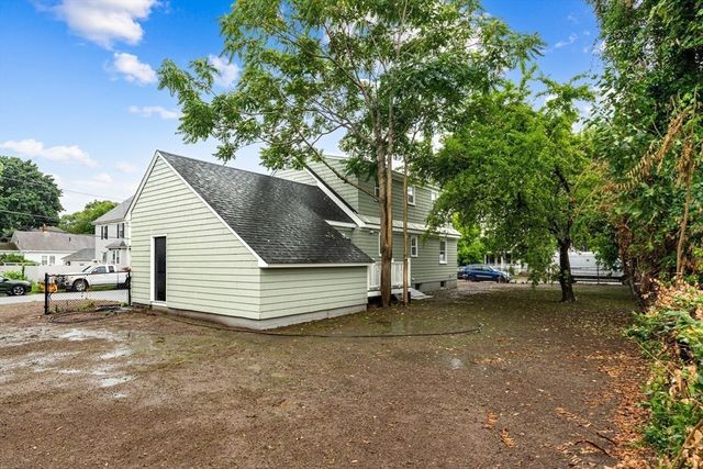 39 Mckinley Avenue, Lowell, MA 01851