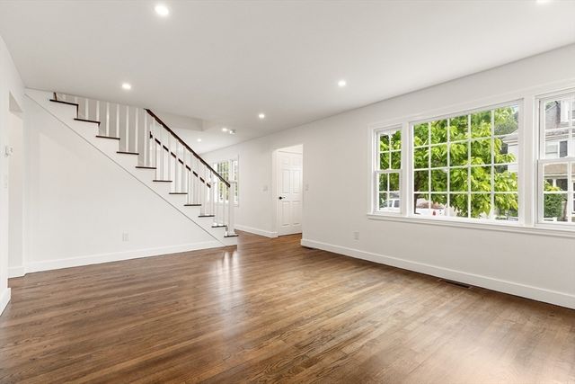 39 Mckinley Avenue, Lowell, MA 01851