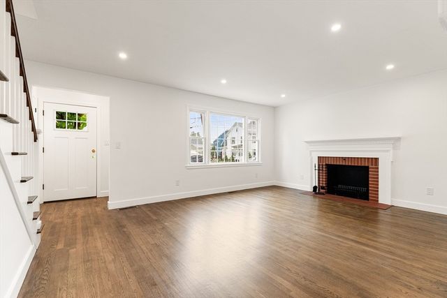 39 Mckinley Avenue, Lowell, MA 01851